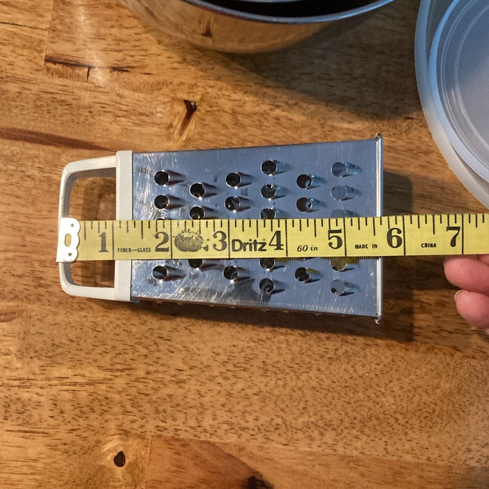 Mixing bowls with lids and food grader - Picture 7 of 7